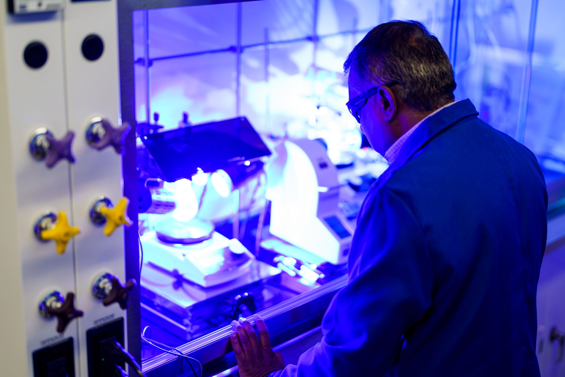 Psivant employee in the lab.